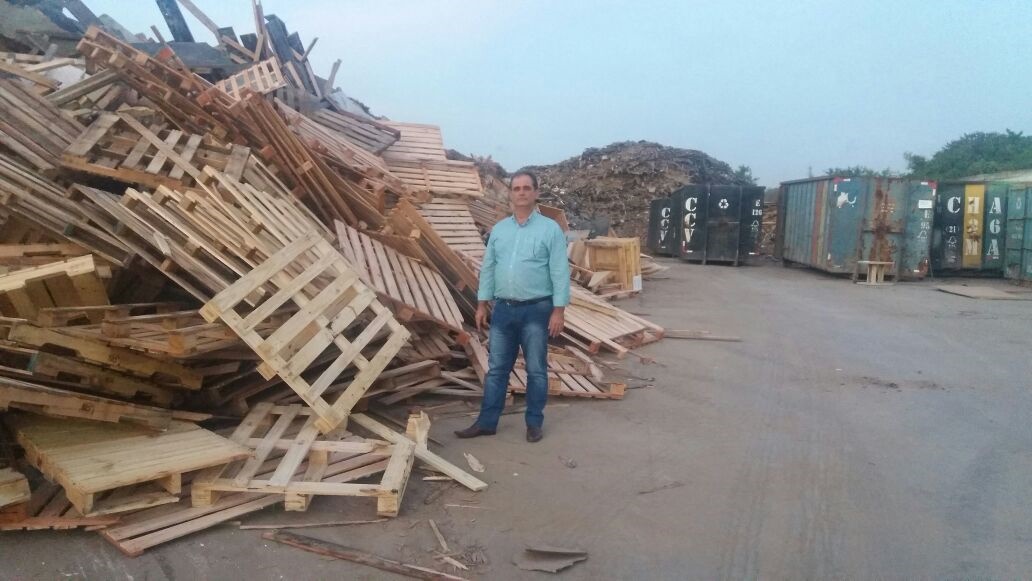 Pioneiro da reciclagem de madeira no Rio, Edilson é um entusiasta do uso de restos de madeira em caldeiras de indústrias