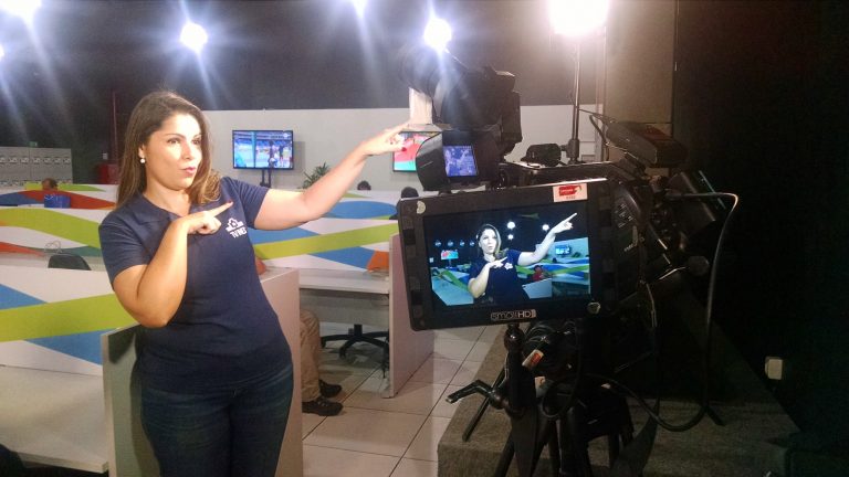 Clarissa repete o clássico gesto de Usain Bolt, recordista dos 100 e dos 200 metros no atletismo. Foto de Carla Zacconi