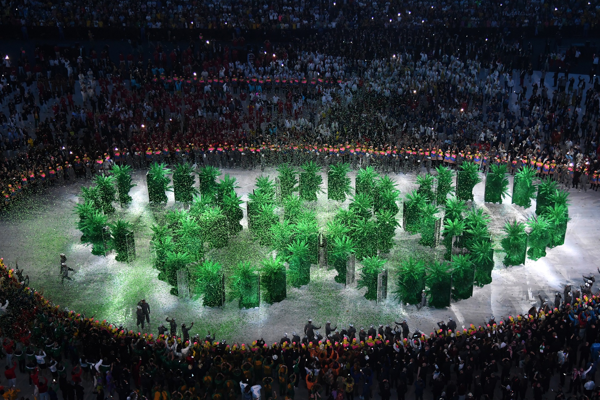 Anéis olímpicos formados por árvores, na festa de abertura: alerta para o aquecimento global