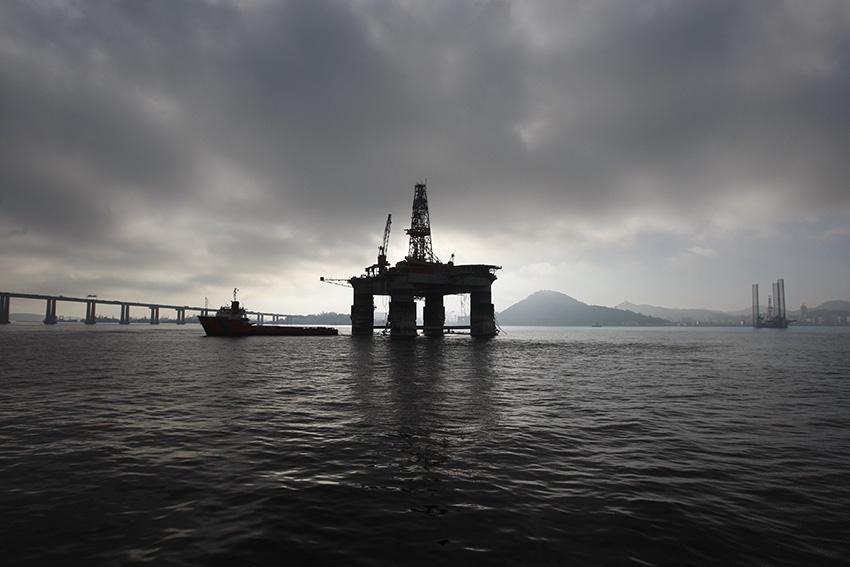 Plataforma de petróleo no meio da baía