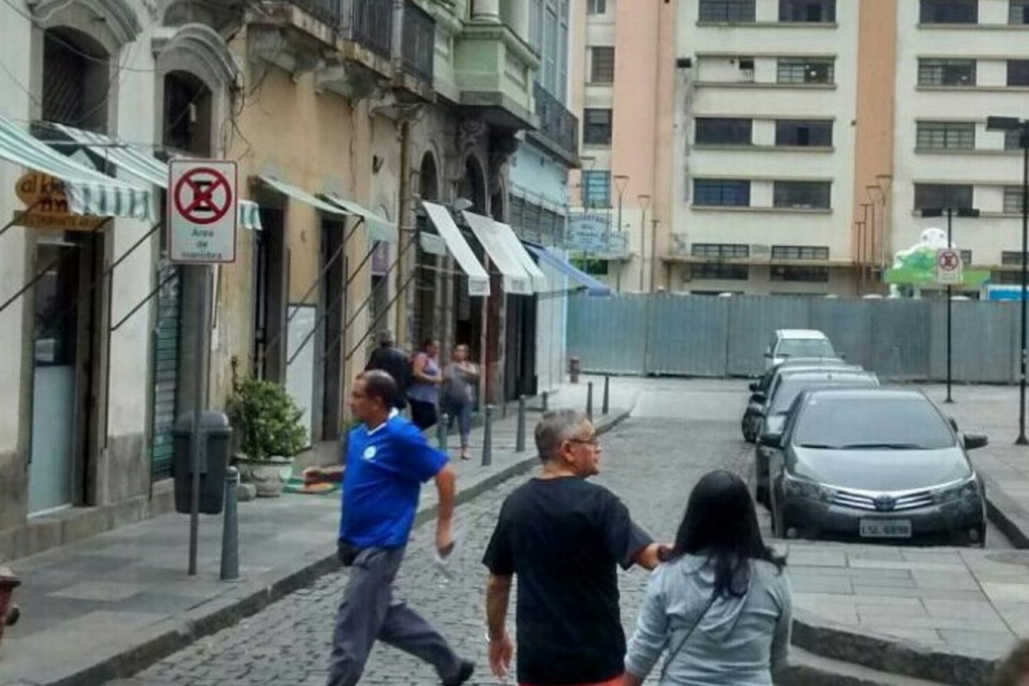 O muro de metal separa a Orla Conde dos cerca de 80 bares e restaurantes que ficam na Rua do Ouvidor e arredores. Foto de Fernando Molica