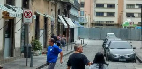 O muro de metal separa a Orla Conde dos cerca de 80 bares e restaurantes que ficam na Rua do Ouvidor e arredores. Foto de Fernando Molica