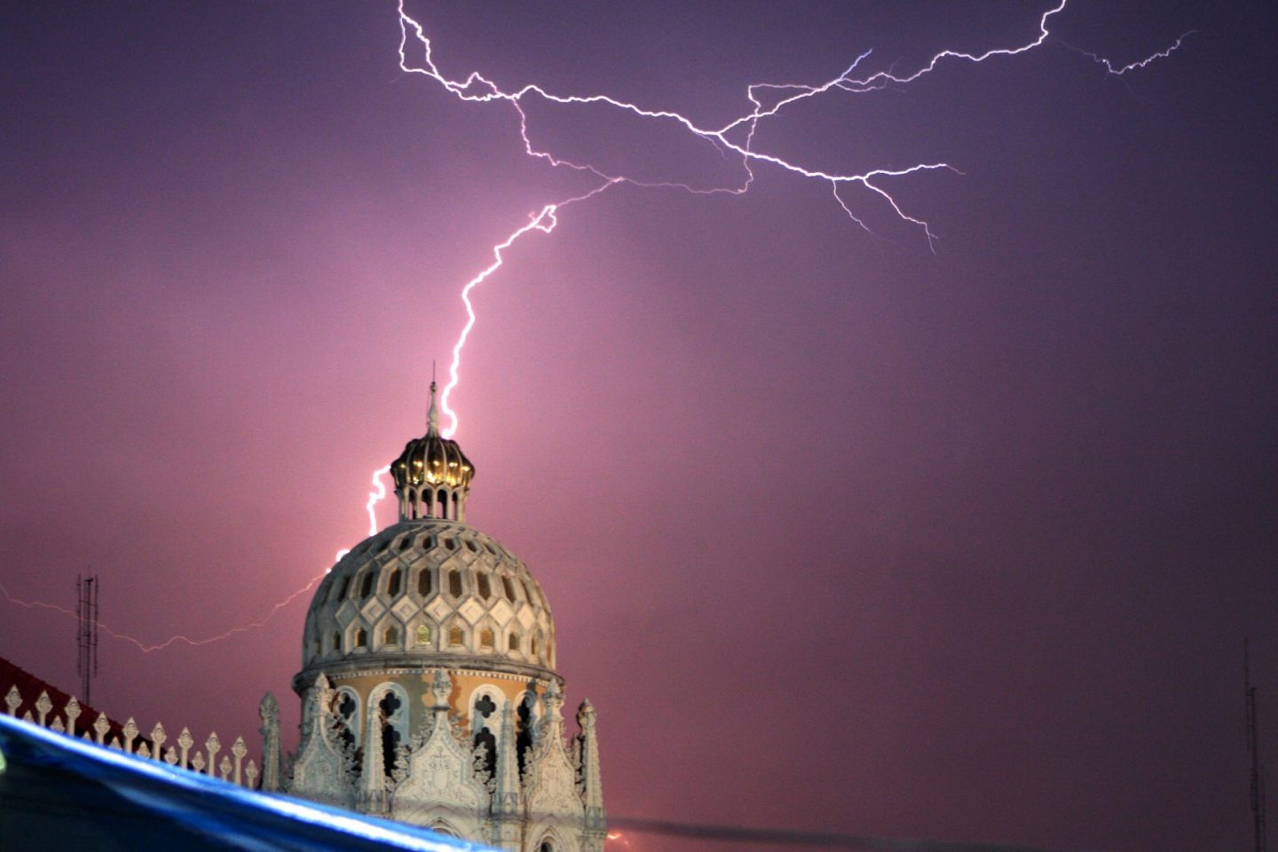 De acordo com a a Federal Aviation Administration (FAA), órgão americano, apenas 391 pessoas, incluindo passageiros e tripulação, foram feridos devido a turbulência nos últimos dez anos. Foto de Thiti Wonnamontha