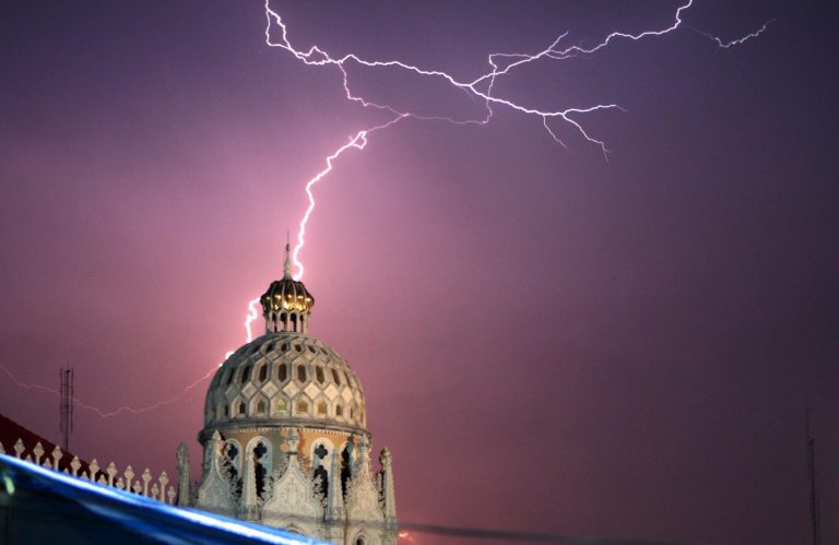 De acordo com a a Federal Aviation Administration (FAA), órgão americano, apenas 391 pessoas, incluindo passageiros e tripulação, foram feridos devido a turbulência nos últimos dez anos. Foto de Thiti Wonnamontha