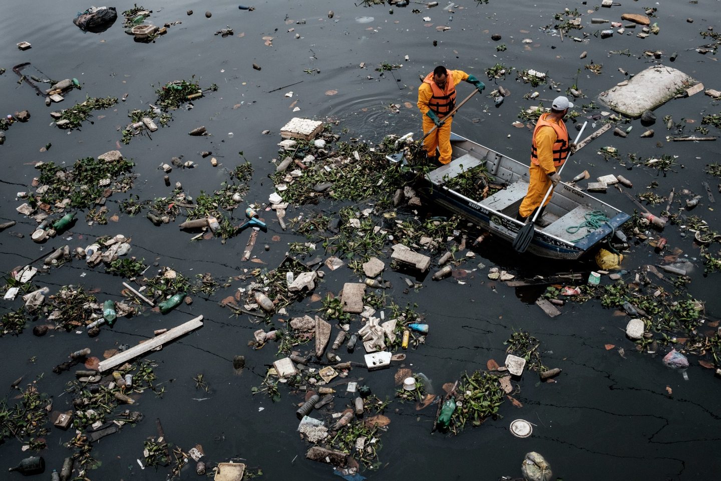 Lixo acumulado no rio Meriti, em Duque de Caxias, na entrada da Baía de Guanabara. Foto de Yasuyoshi Chiba/AFP