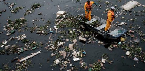 Lixo acumulado no rio Meriti, em Duque de Caxias, na entrada da Baía de Guanabara. Foto de Yasuyoshi Chiba/AFP
