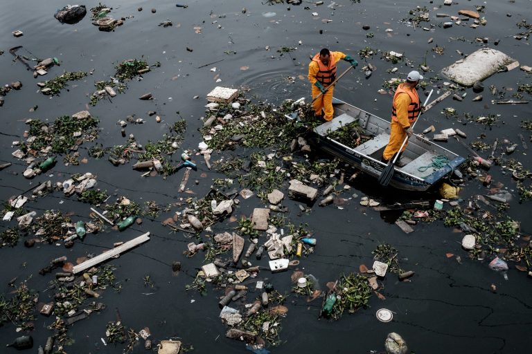 Lixo acumulado no rio Meriti, em Duque de Caxias, na entrada da Baía de Guanabara. Foto de Yasuyoshi Chiba/AFP