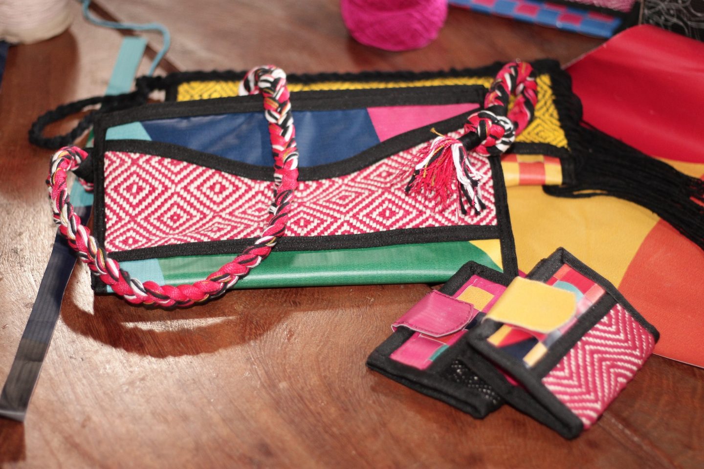 Bolsas feitas com lona ortofônica, revestimento de plástico vazado e maleável usado nos trios elétricos da Bahia. Foto de Divulgação