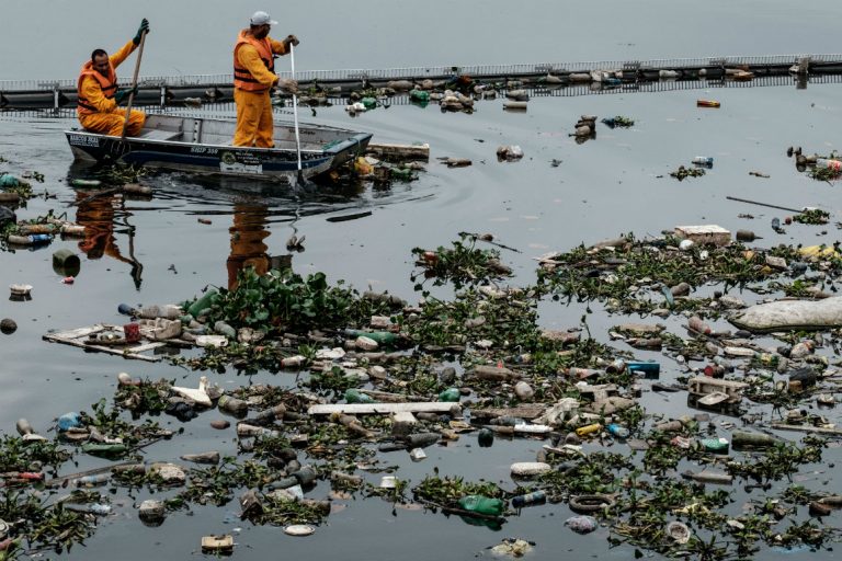 Poluição nas águas da Baía de Guanabara. Foto de Yasuyoshi Chiba/ AFP