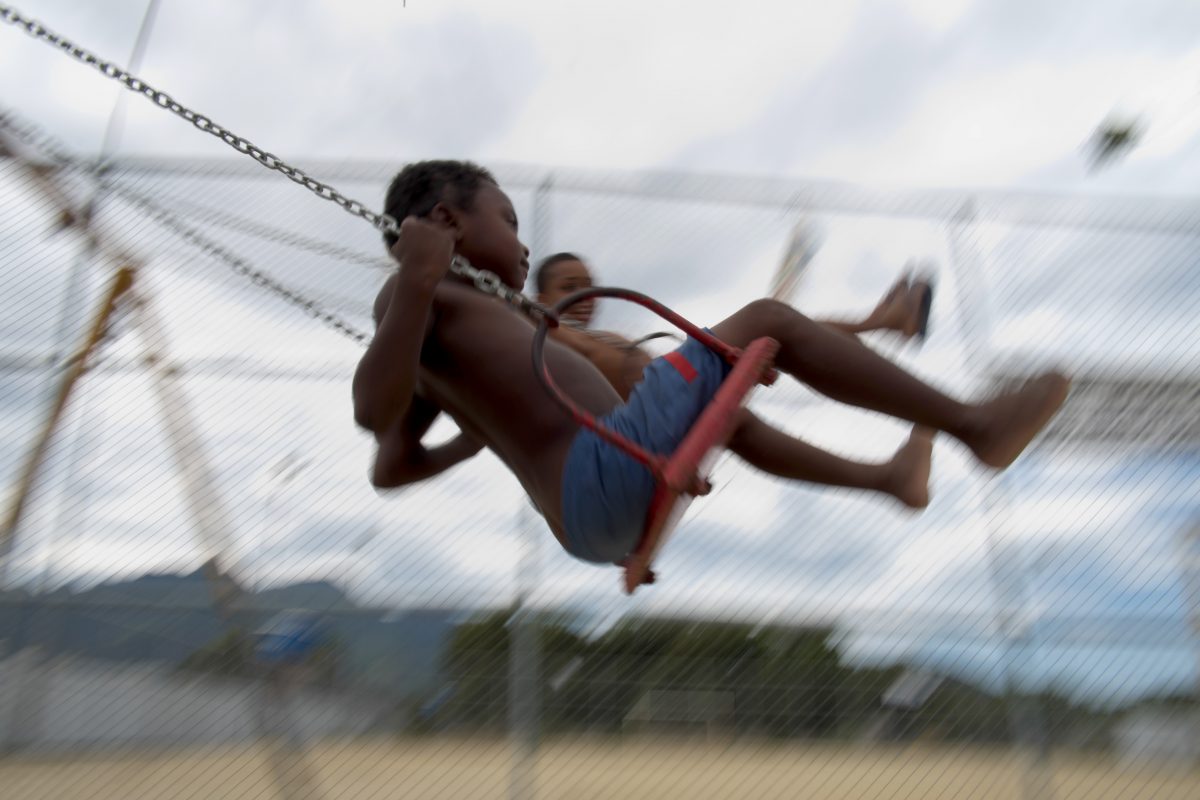 Crianca brincando/ Foto de Christophe Simon/ AFP