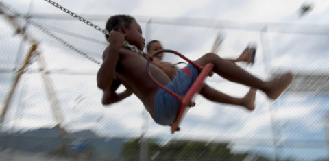 Crianca brincando/ Foto de Christophe Simon/ AFP