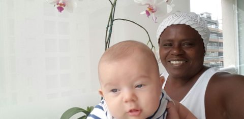 Alguns a chamam de mágica; outros, de feiticeira. Lúcia exerce uma função nova e ainda desconhecida no Brasil. Foto de Divulgação