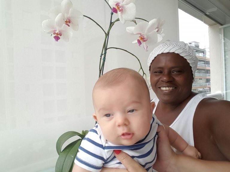 Alguns a chamam de mágica; outros, de feiticeira. Lúcia exerce uma função nova e ainda desconhecida no Brasil. Foto de Divulgação