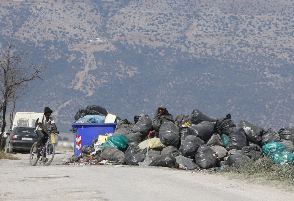 Nos guetos, o lixo é recolhido uma vez a cada dez dias e nesse meio tempo se acumula na estrada. Foto de Riccardo De Luca