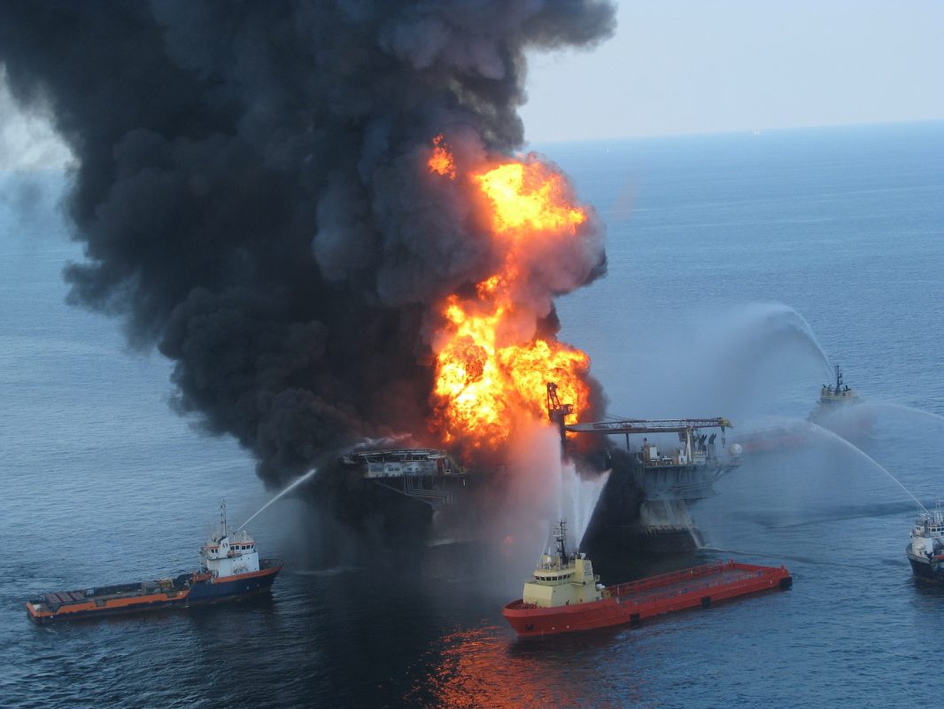 A explosão da plataforma Deepwater Horizon, operada pela Transocean e alugada à BP, causou o maior vazamento de petróleo do mundo. Foto Guarda Costeira dos EUA