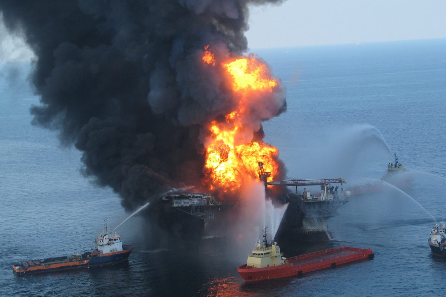 A explosão da plataforma Deepwater Horizon, operada pela Transocean e alugada à BP, causou o maior vazamento de petróleo do mundo. Foto Guarda Costeira dos EUA