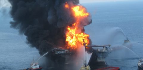 A explosão da plataforma Deepwater Horizon, operada pela Transocean e alugada à BP, causou o maior vazamento de petróleo do mundo. Foto Guarda Costeira dos EUA