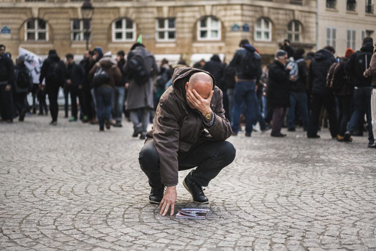 Homem chora após ser atingindo por gás durante uma manifestação contra as reformas trabalhistas na França. Foto de Simon Guillemin/Hans Lucas