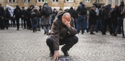 Homem chora após ser atingindo por gás durante uma manifestação contra as reformas trabalhistas na França. Foto de Simon Guillemin/Hans Lucas