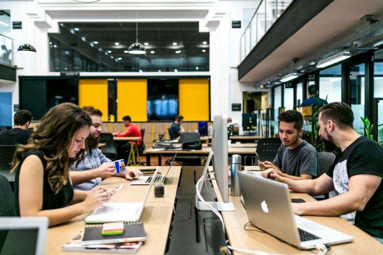 Pessoas trabalhando no Nex, no Rio de Janeiro./ Foto de Eduardo Macarios