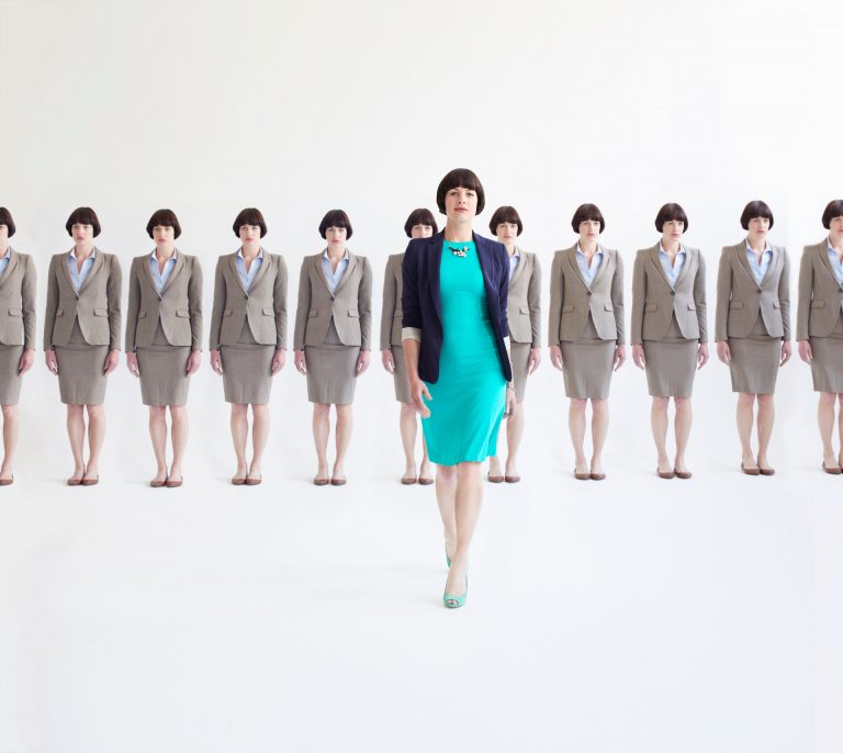 No nosso momento histórico, por mais que os retrocessos nos ameacemr, é preciso que seja possível tipificar os direitos das mulheres à não discriminação de gênero. Foto de Liam Norris/Cultura Creative