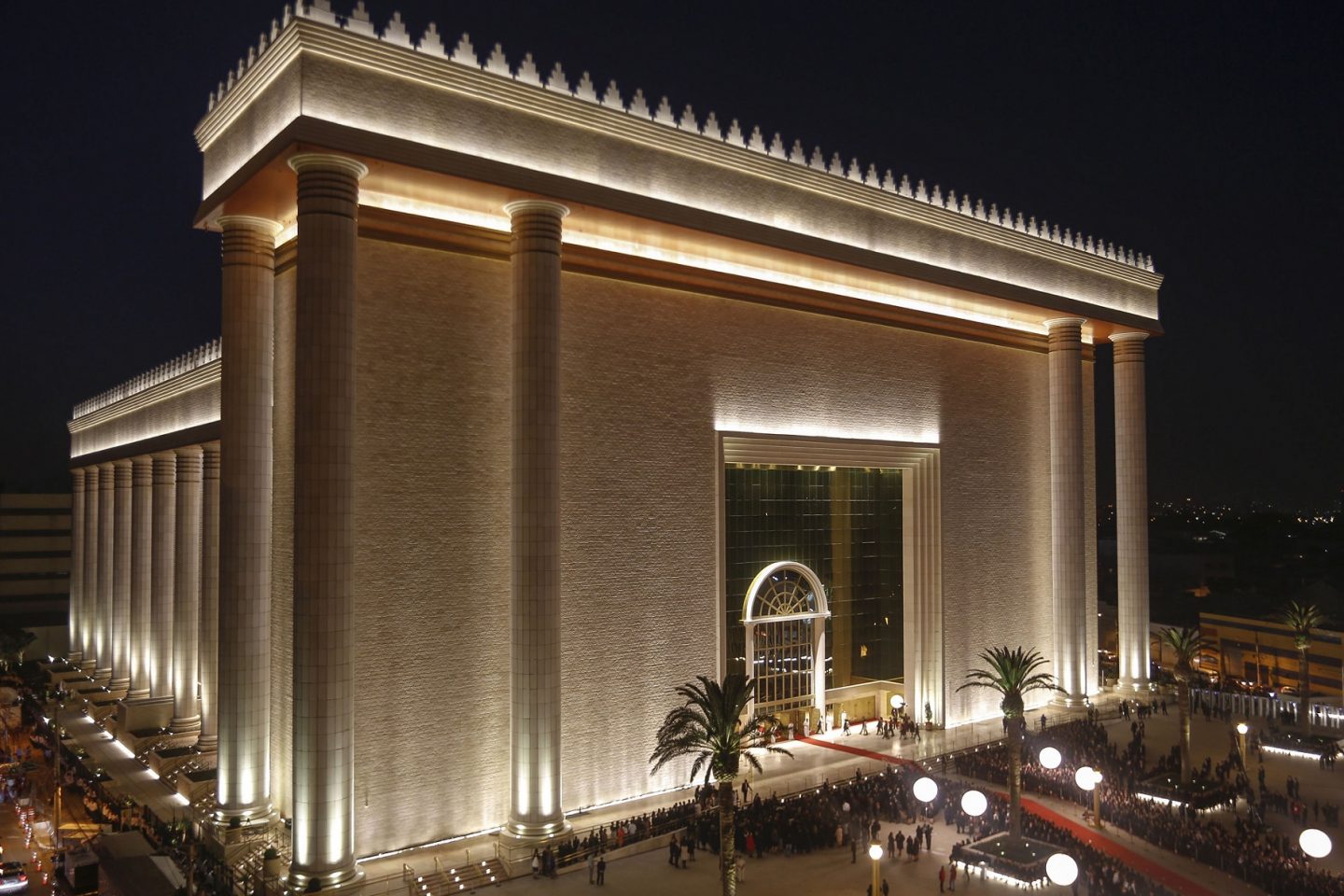 O grandioso Templo de Salomão, inaugurado pela Igreja Universal, em São Paulo, em 2014. Foto de Miguel Schincariol/AFP
