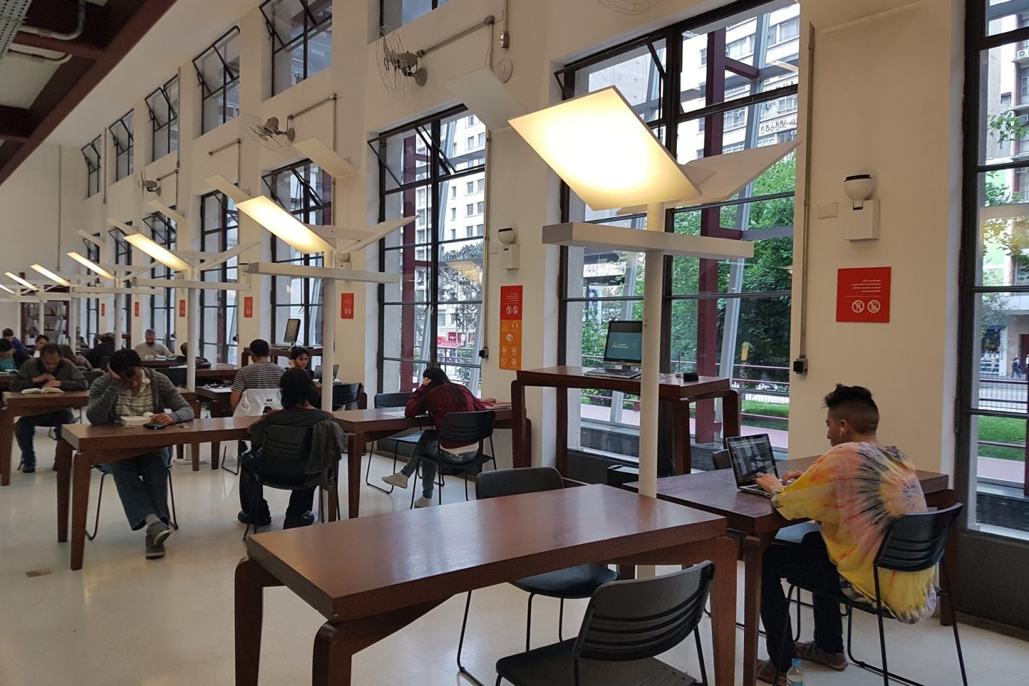 A Mário de Andrade é a única do Brasil e a primeira da América Latina a funcionar 24 horas durante os sete dias da semana. Foto de Florência Costa