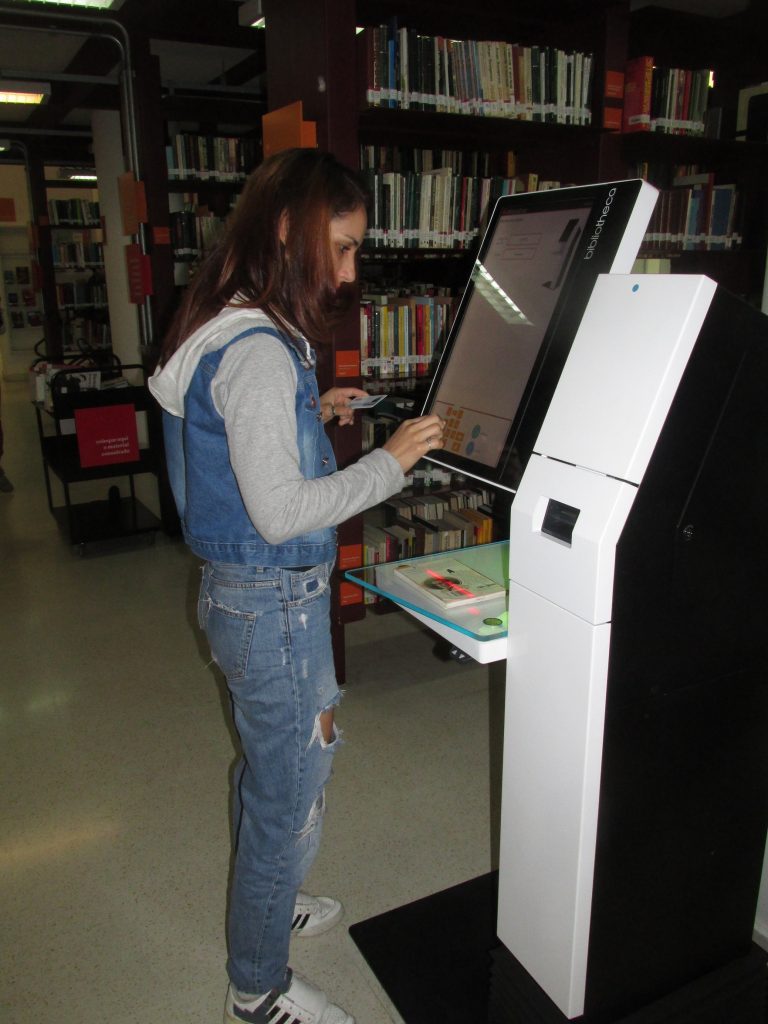 Pelo sistema de auto-atendimento, é possível pegar emprestado um livro em uma máquina, sem a necessidade de ser atendido por um funcionário. Foto de Florência Costa