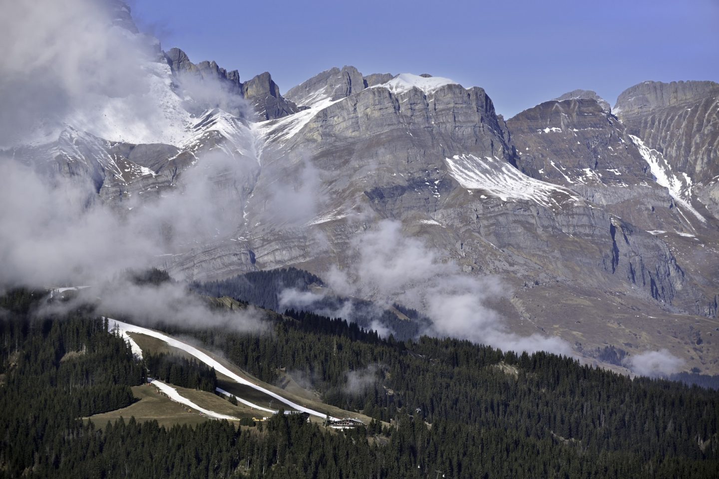 No último inverno, os Alpes Franceses tiveram um volume de neve muito inferior à média histórica. Foto TRIPELON-JARRY/AFP