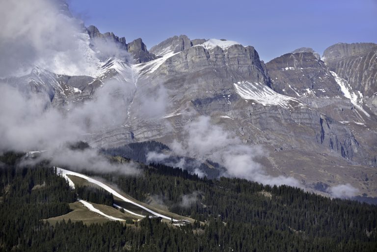 No último inverno, os Alpes Franceses tiveram um volume de neve muito inferior à média histórica. Foto TRIPELON-JARRY/AFP