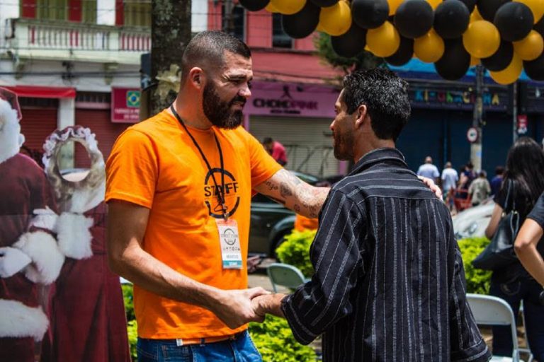 O projeto “The Street Store” (“Loja de rua”) já atendeu milhares de pessoas no mundo inteiro. Foto Divulgacao