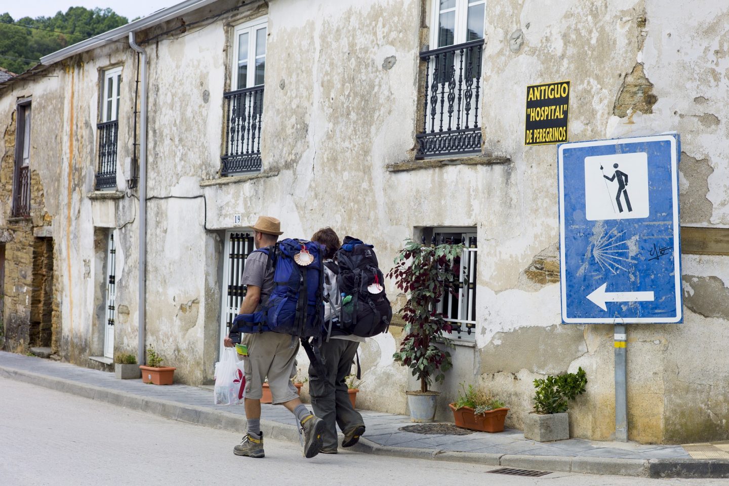 Peregrinos a caminho de Santiago de Compostela, uma longa jornada de quase 900 quilômetros