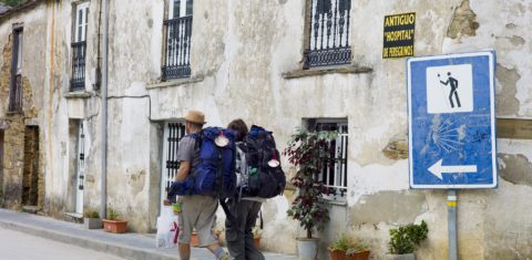 Peregrinos a caminho de Santiago de Compostela, uma longa jornada de quase 900 quilômetros