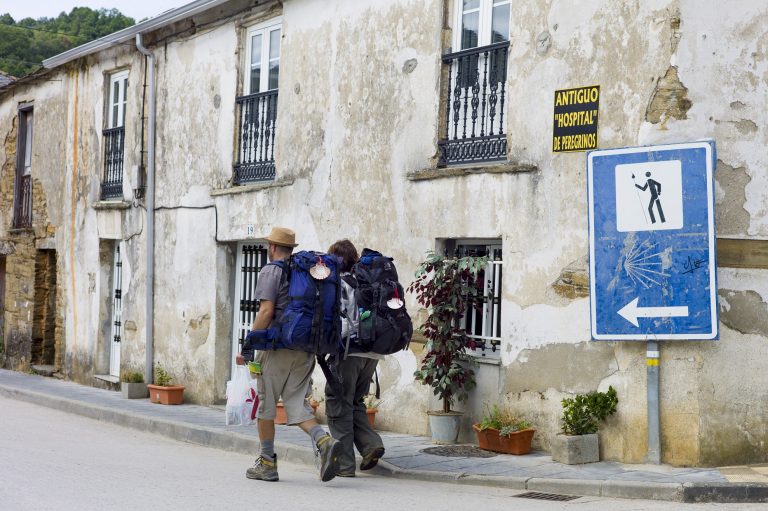 Peregrinos a caminho de Santiago de Compostela, uma longa jornada de quase 900 quilômetros