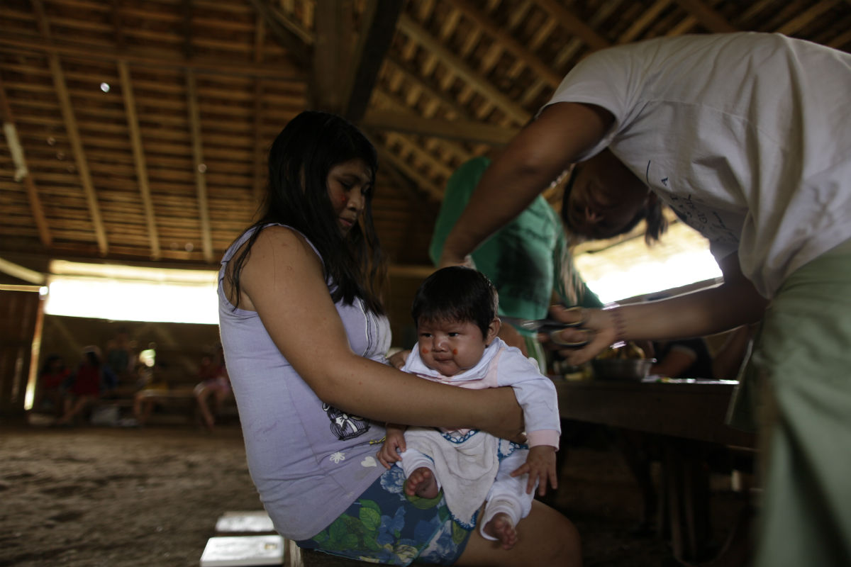 Bebê Yanomami tem cabelo cortado para verificar dose de mercúrio no seu corpo (Foto: Marcos Wesley/ ISA)
