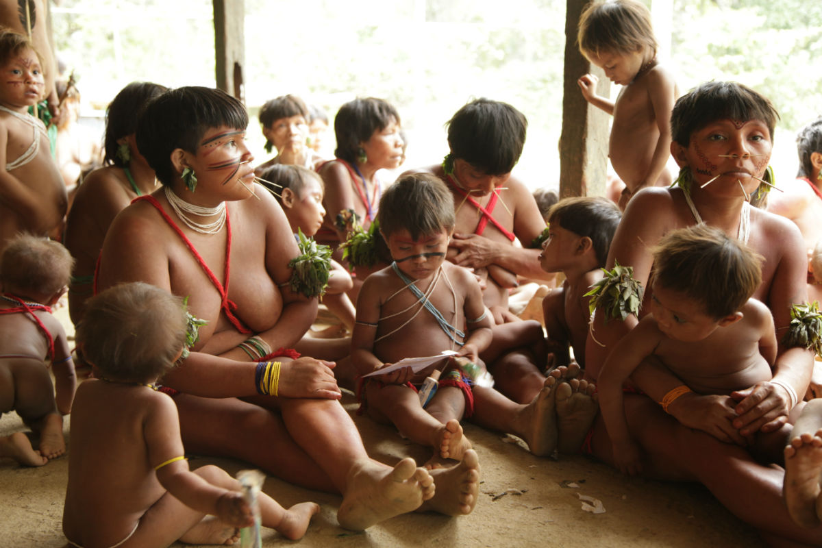 Mães e filhos da Terra Indígena Yanomami
