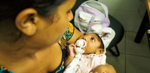 Um número que chama a atenção é que 55% das crianças que nasceram com microcefalia são meninas. Foto de Heriberto Araújo