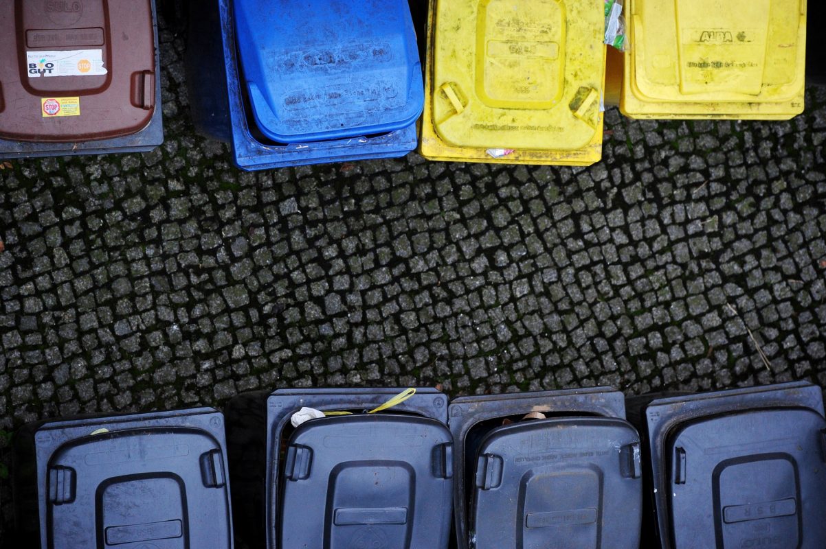 O sistema de separação funciona a partir de quatro recipientes de cores distintas: preto, azul, amarelo e marrom. Foto de Johannes Eisele/AFP