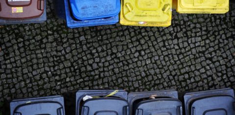 O sistema de separação funciona a partir de quatro recipientes de cores distintas: preto, azul, amarelo e marrom. Foto de Johannes Eisele/AFP