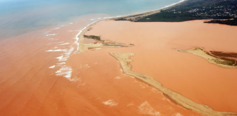O Rio Doce com as águas vermelhas do minério de ferro já no território do Espírito Santo, em novembro passado (AFP/Estado do Espírito Santo/Fred Loureiro)