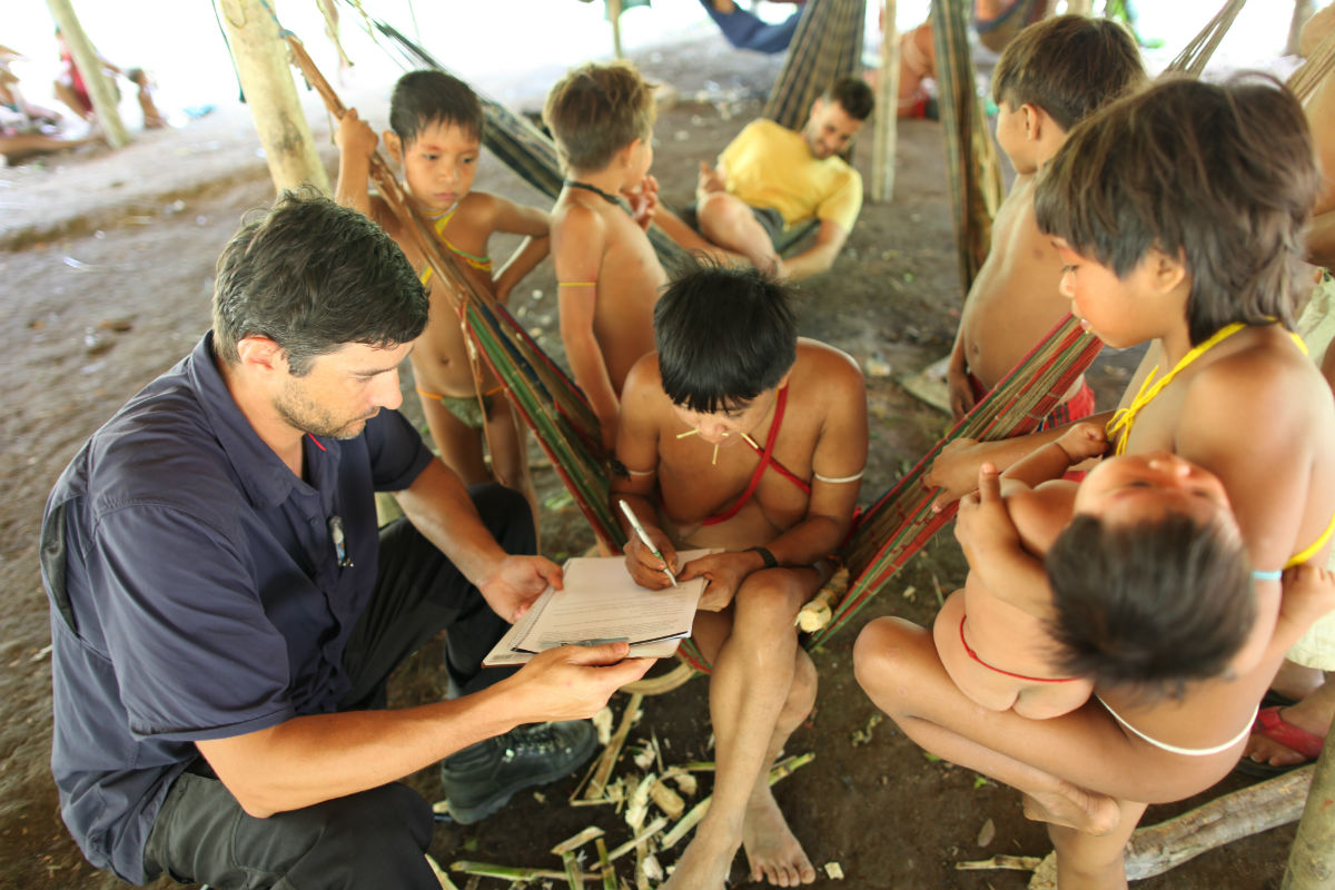 Índia Yanomami assinando termo de consentimento da pesquisa