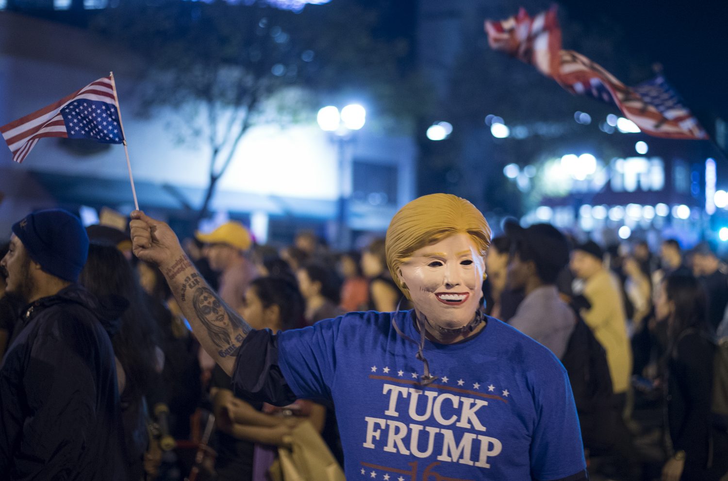 Máscara de Hillary Clinton é usada em protesto em Oakland: milhares de americanos foram às ruas contra a eleição de Trump (Foto Josh Edelson/AFP)