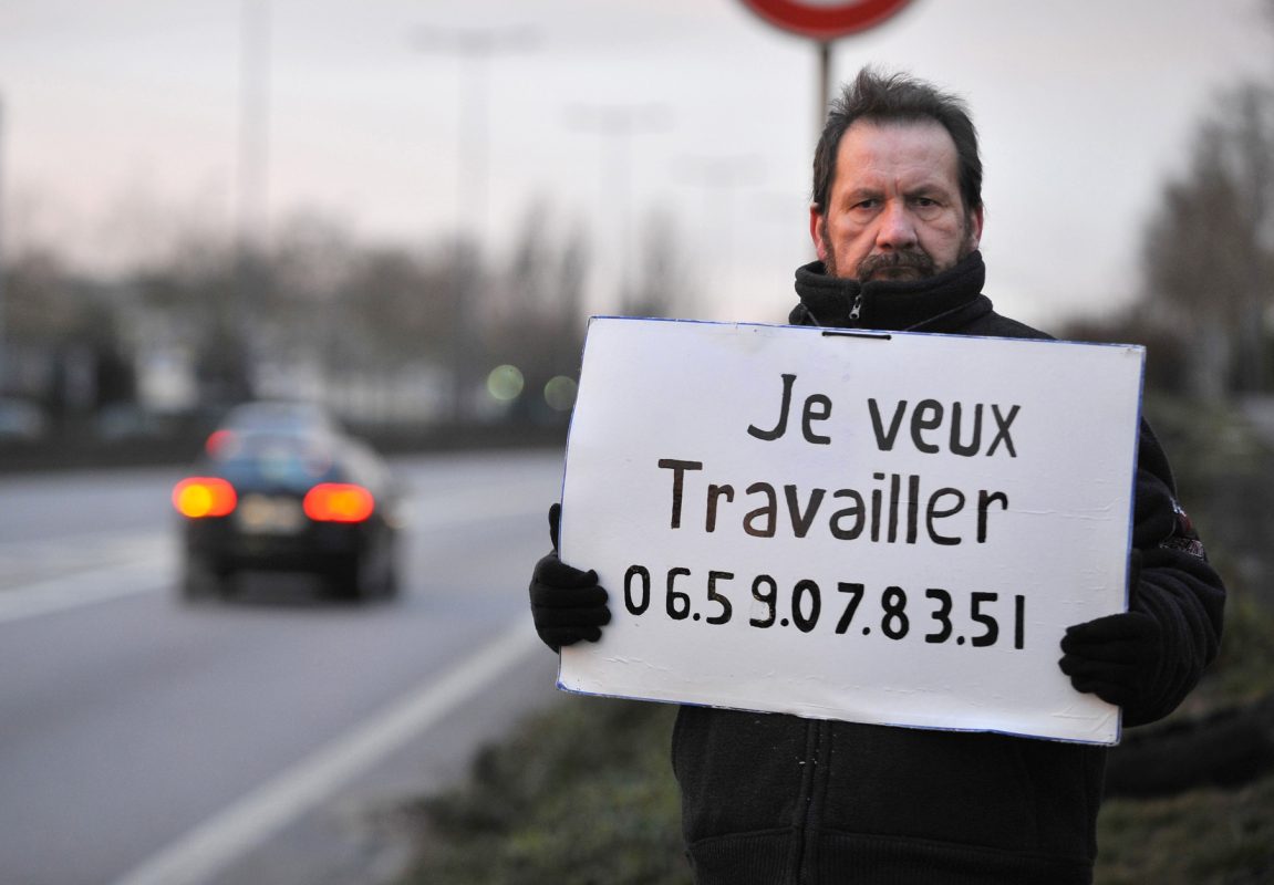 O francês Gilles Latraye, de 57 anos, é um exemplo dos muitos jovens de 50 ou mais que buscam oportunidades: "Eu quero trabalhar", diz o cartaz. Foto de Jean Christophe Verhaegen/AFP