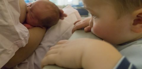 Mãe amamenta seu filho: ideia de dar reforço com mamadeira gera polêmica. Foto de Ulysse Lefebvre