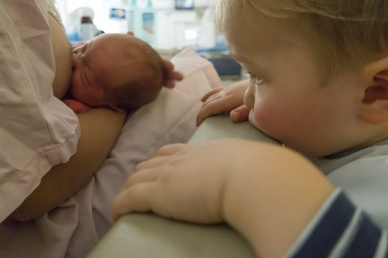 Mãe amamenta seu filho: ideia de dar reforço com mamadeira gera polêmica. Foto de Ulysse Lefebvre