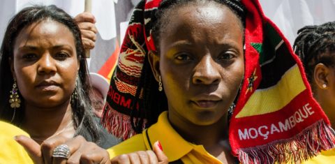 Se saldo positivo há, ele é imaterial, simbólico, traduzido na disposição para a luta das jovens feministas negras, incansáveis e barulhentas na rede e na rua. Foto de Alexandre Moreira/Brazil Photo Press