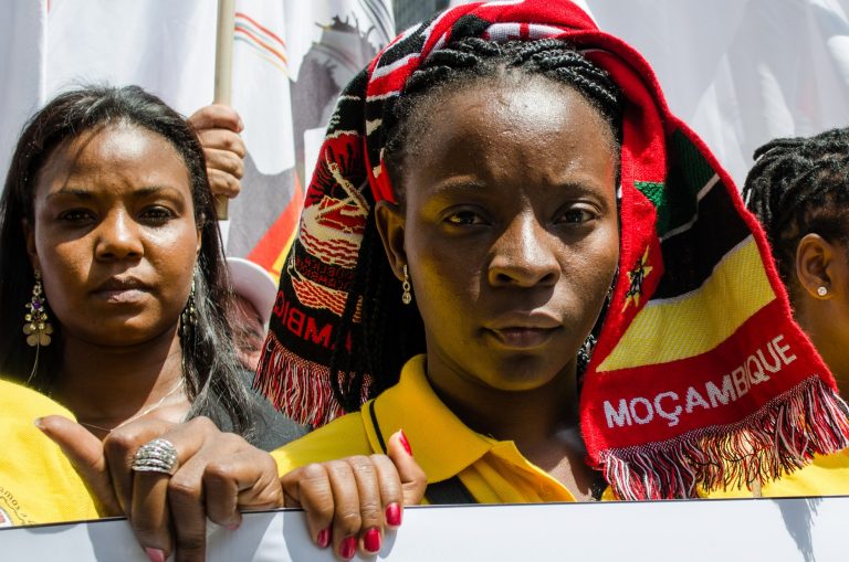 Se saldo positivo há, ele é imaterial, simbólico, traduzido na disposição para a luta das jovens feministas negras, incansáveis e barulhentas na rede e na rua. Foto de Alexandre Moreira/Brazil Photo Press
