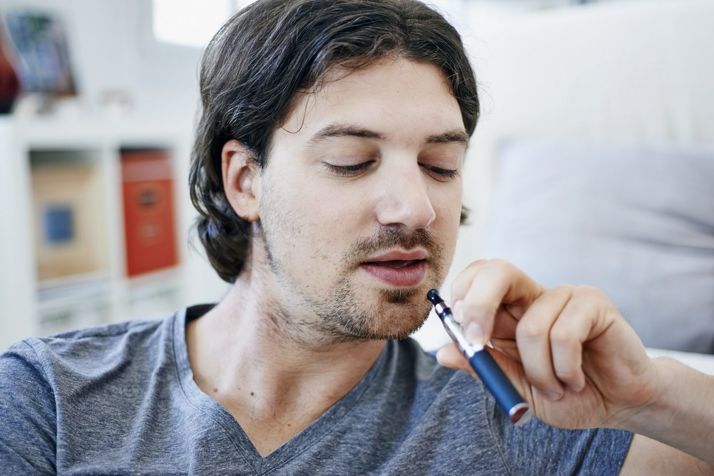 Os cigarros eletrônicos são, basicamente um dispositivo movido à bateria, que simula a experiência de um cigarro comum. Foto Alice S./BSIP