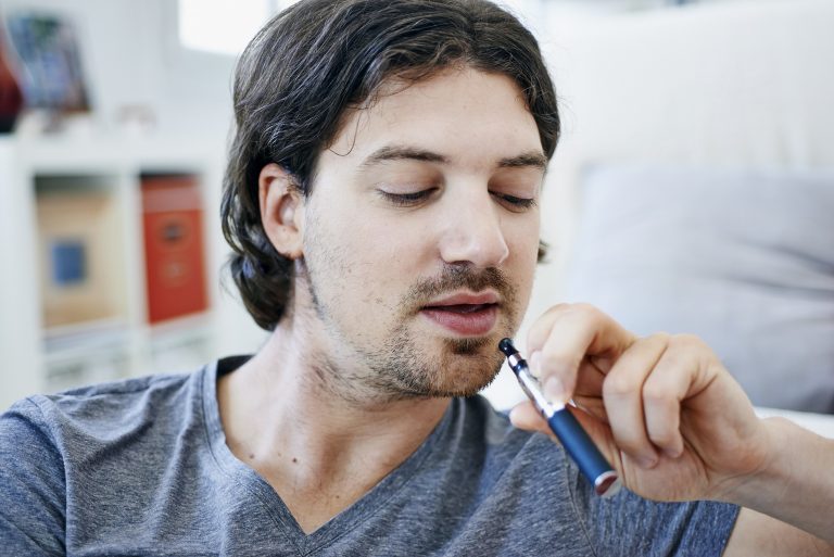 Os cigarros eletrônicos são, basicamente um dispositivo movido à bateria, que simula a experiência de um cigarro comum. Foto Alice S./BSIP