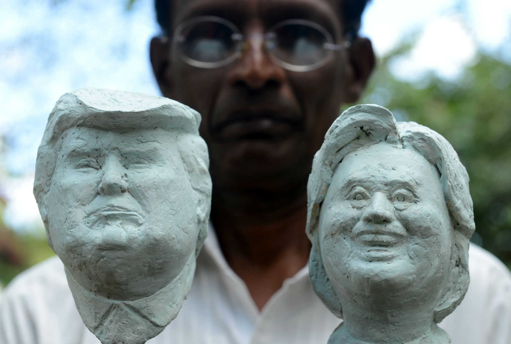 Busto de Trump e Hillary, do artista do Sri Lanka, Upali Dias. Foto de Lakruwan Wanniarach/ AFP